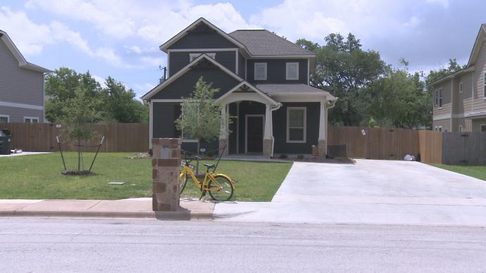 ofo bike parked near house